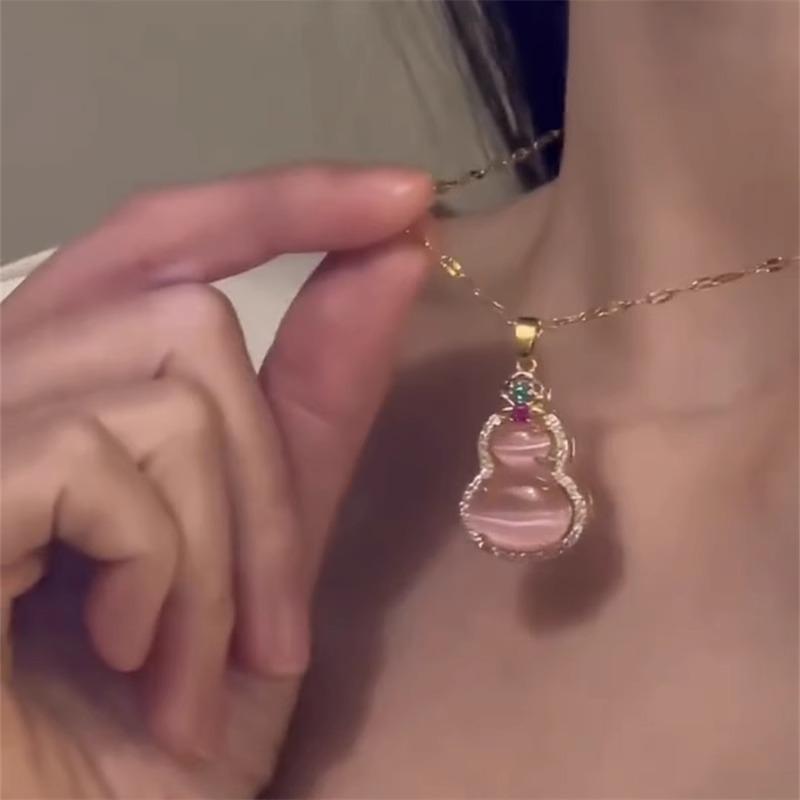 Ретро новый китайский розовый халцедоновый кулон-тыква, слегка инкрустированный цирконами, универсальная элегантная роскошная конструкция, нишевая цепочка на ключицу