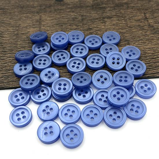 Небесно-голубая унисекс рубашка ручной работы с круглыми светло-голубыми пуговицами