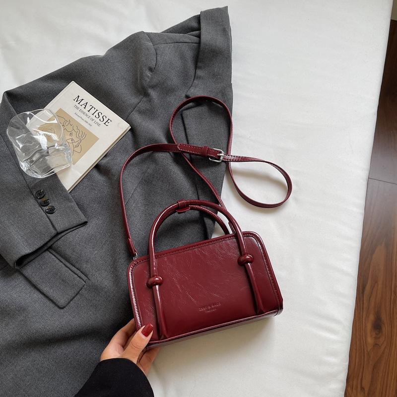 В этом году популярны маленькие сумки, это женские осенне-зимние универсальные новые ретро сумки через плечо и мессенджеры 2025 года, популярные портативные маленькие квадратные сумки.