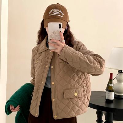 Xiaoxiangfeng короткий пуховик женский зима 2025 новый ромб золотая пряжка теплый маленький лацкан куртка тренд