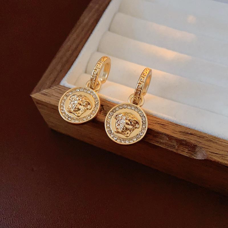 Серьги-гвоздики геометрической формы с покрытием из серебра, с круглой головкой льва, инкрустированной бриллиантами, модные серьги с французским темпераментом