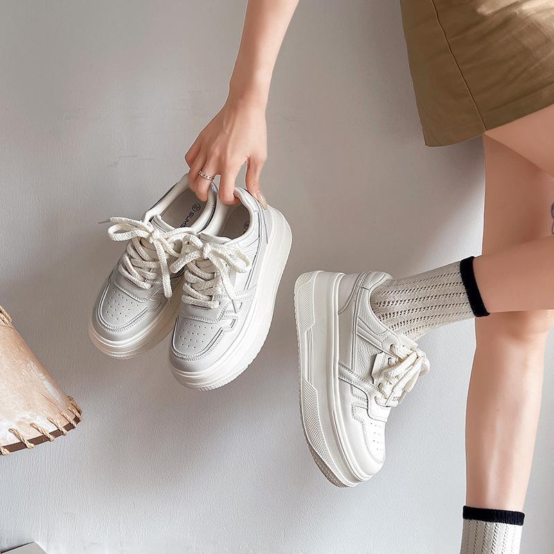 Модные маленькие белые туфли на толстой подошве для женщин 2025 года, новые, для невысоких людей, чтобы увеличить рост и показать ноги, маленькие спортивные и повседневные
