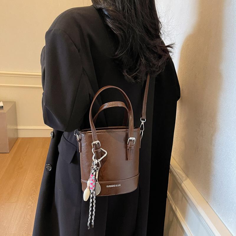 Autumn and Winter Niche Design Bag Women's 2025 New Trendy and Popular Versatile Messenger Bag Casual Commuter Portable Bucket Bag