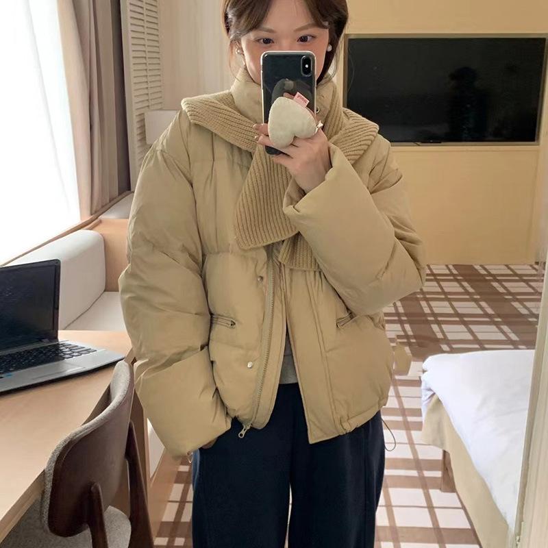 Милая женская короткая куртка-пуховик 2024 года, новая мода, воротник-стойка, съемный шарф, шапка, утолщенная куртка-хлеб, модная