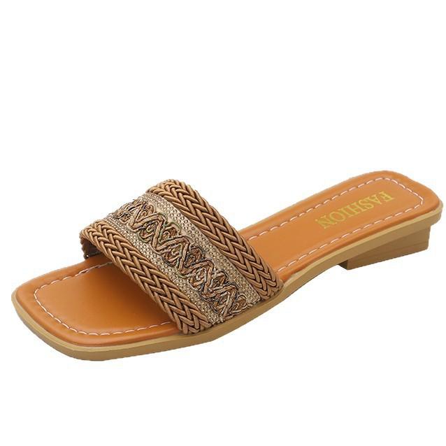 Праздничные крутые тапочки женские для улицы приморские новые с квадратным носом пляжная обувь показ мягкая подошва 2025 маленькое лето