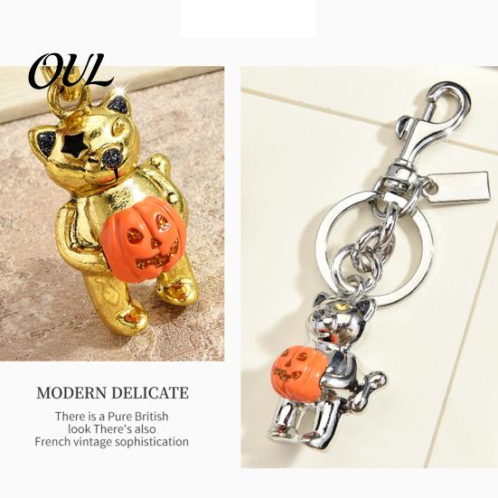 Handbag Decorative Accessory Halloween Cat Holding Pumpkin Keychain, Metal Car Key Party Favor Ring Holder, Backpack Hanging Keychain