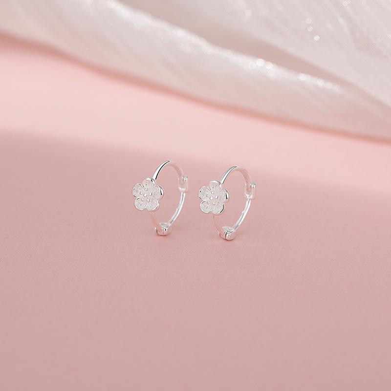 Sweet Japanese and Korean Cute Flower Ear Buttons for Women with Versatile Personality Fresh Ear Buttons