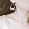 1 пара серег-подвесок, круглые, темпераментные, инкрустированные блестящими стразами, декоративные подарки с искусственным жемчугом, женские, милые серьги-гвоздики с подвеской в виде цветка