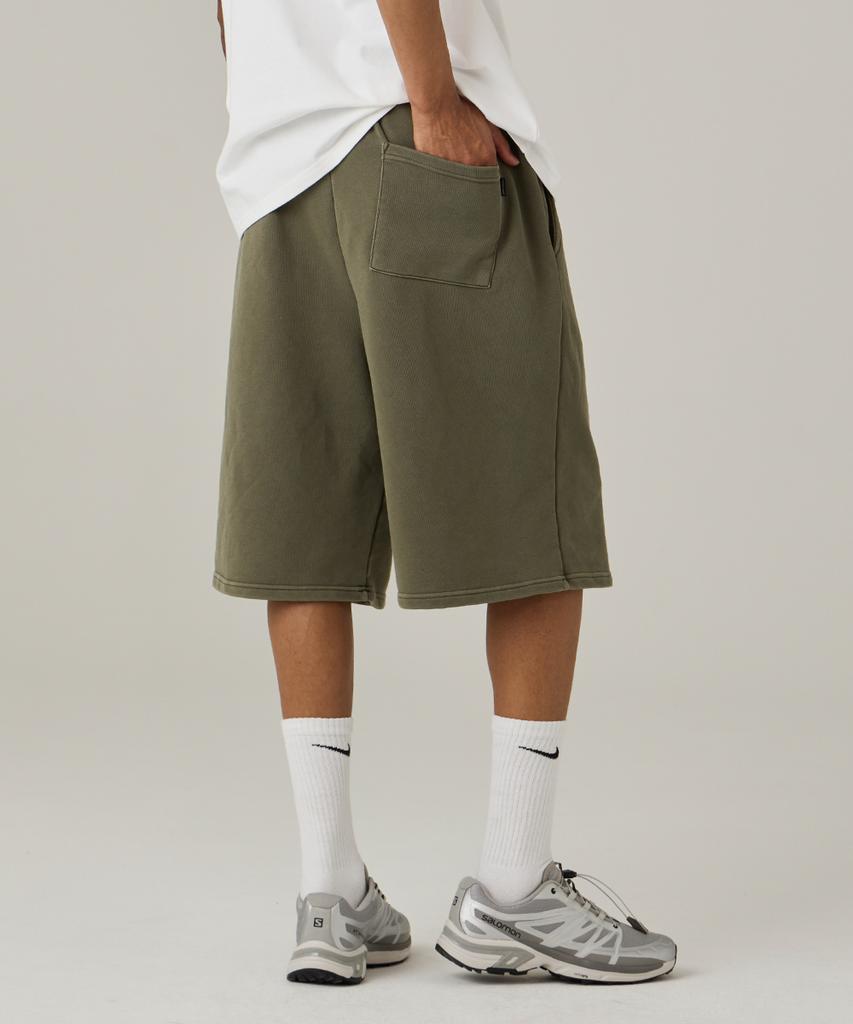 URBANAGE Bermuda Pigment One-Pleat Sweat Shorts Khaki