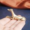 1 шт. Миниатюрная фигурка борзой из цельной латуни в винтажном стиле - Изысканное настольное украшение с тонкими деталями для любителей домашних животных - Уникальный предмет коллекционирования и декор для дома