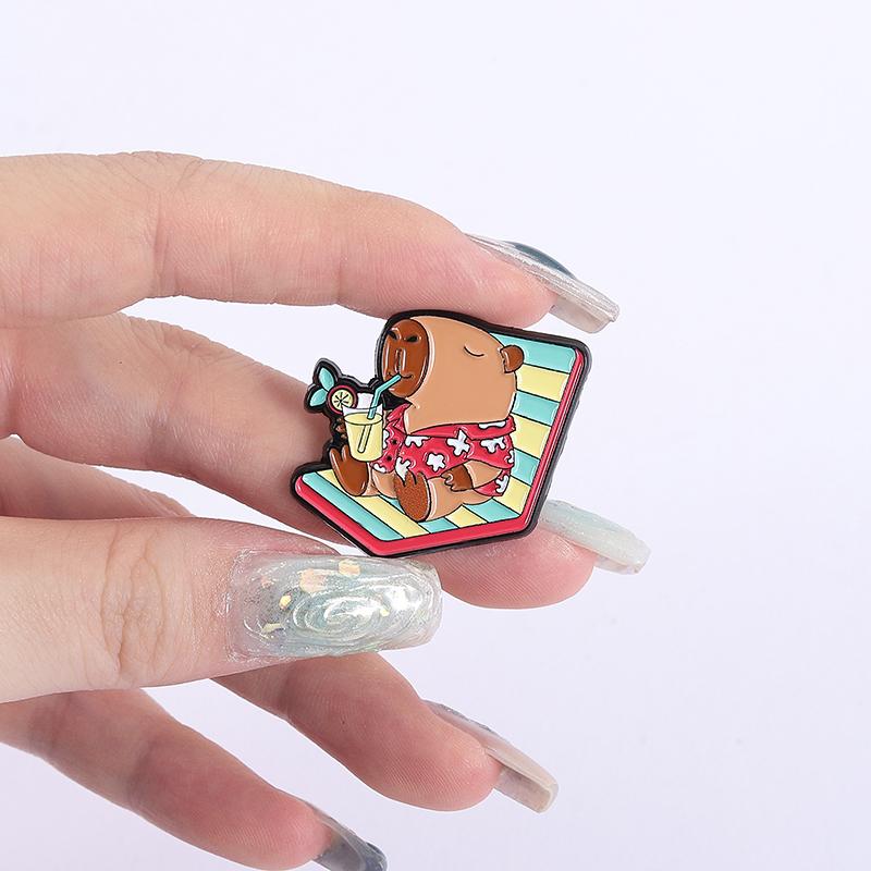 Эмалевые значки «Капибара в отпуске» На заказ Приморские пляжные броши Значки на лацкан Одежда Животные Ювелирные изделия Подарок для детей Друзей