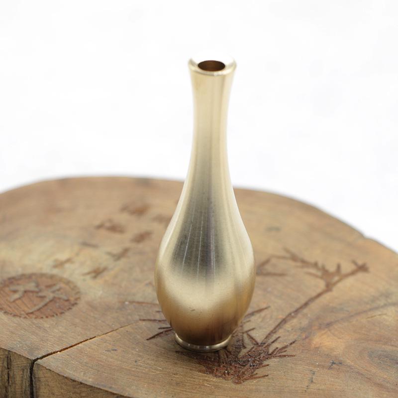 Антикварная латунная мини-ваза для рабочего стола - элегантное декоративное украшение для цветочной композиции в гостиной