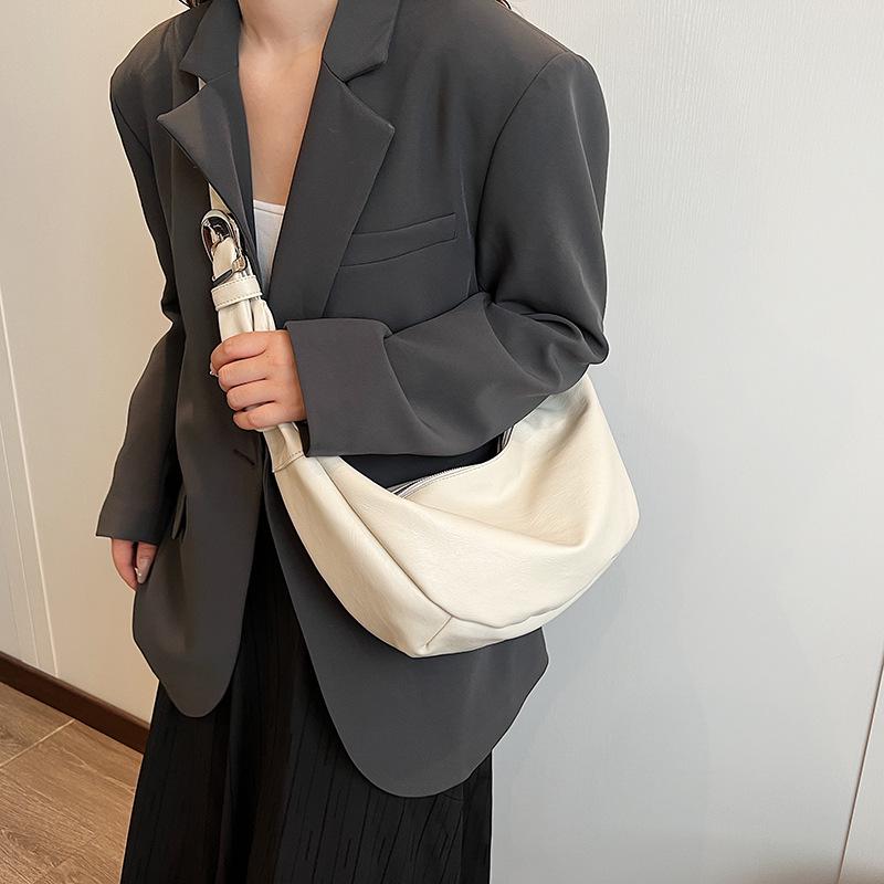 Модный и ленивый досуговый темперамент 2025 осень и зима женская новая ins текстура простая на плечо кроссбоди сумка-пельмень