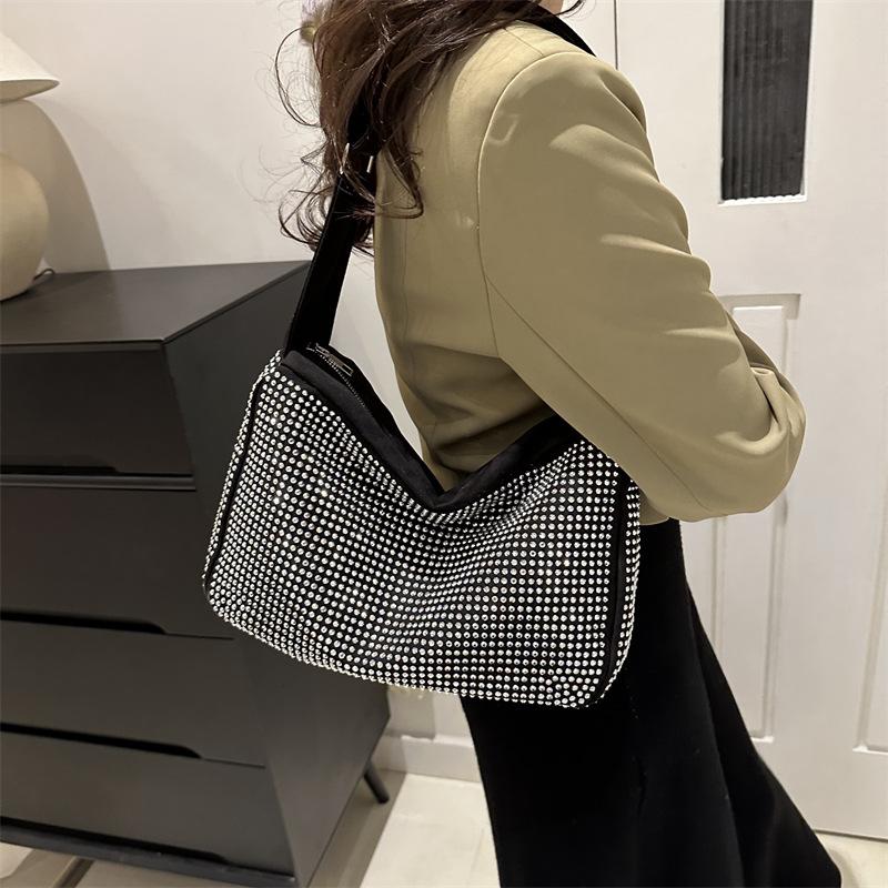 Популярная женская сумка через плечо с бриллиантовой инкрустацией 2024 года, новая повседневная сумка-тоут в иностранном стиле большой вместимости на весну и лето, модная женская сумка-мессенджер