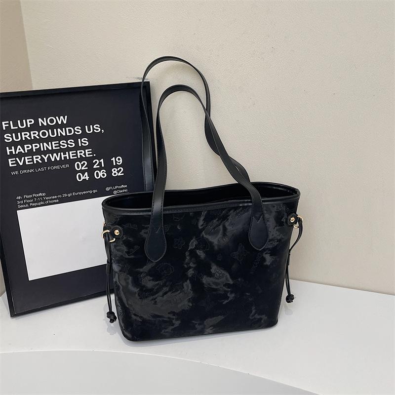 Сумка большой вместимости женская 2025 новая высококлассная студенческая сумка через плечо для занятий женская портативная дорожная сумка-тоут