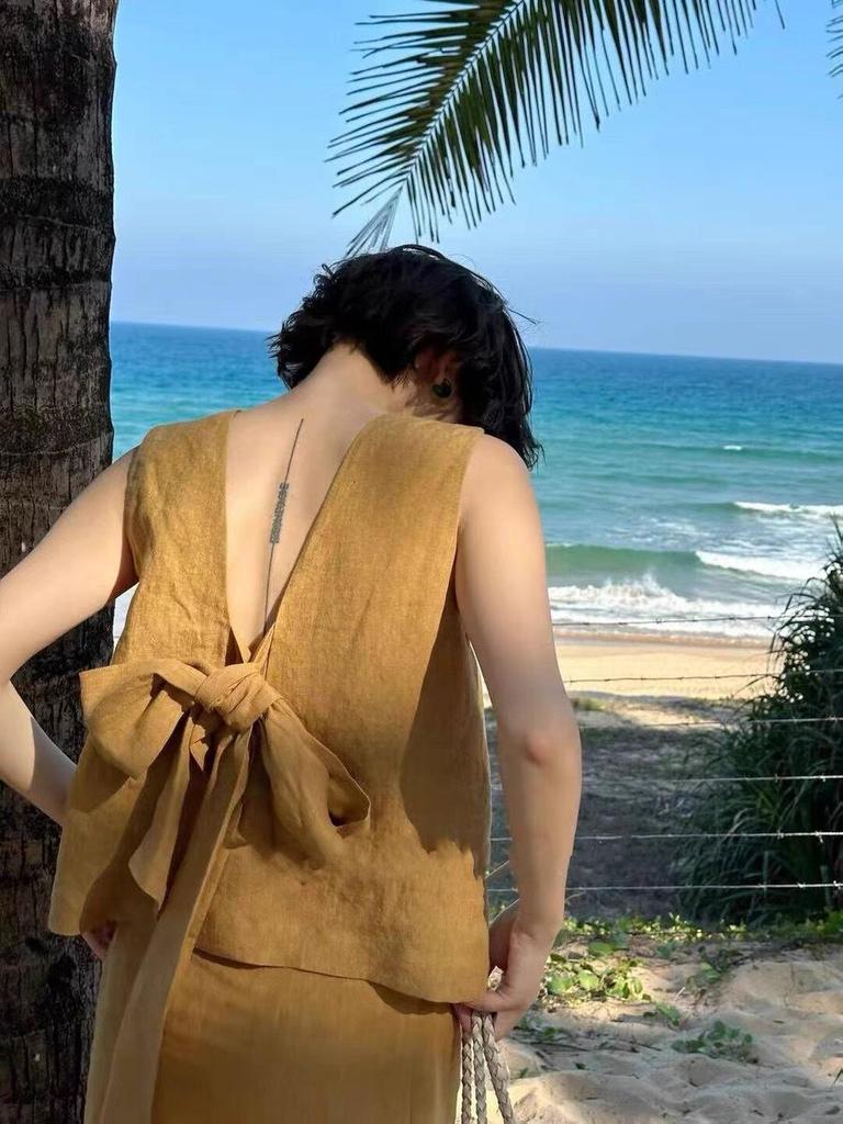 Летний комплект из топа без рукавов с V-образным вырезом и юбки миди 2024