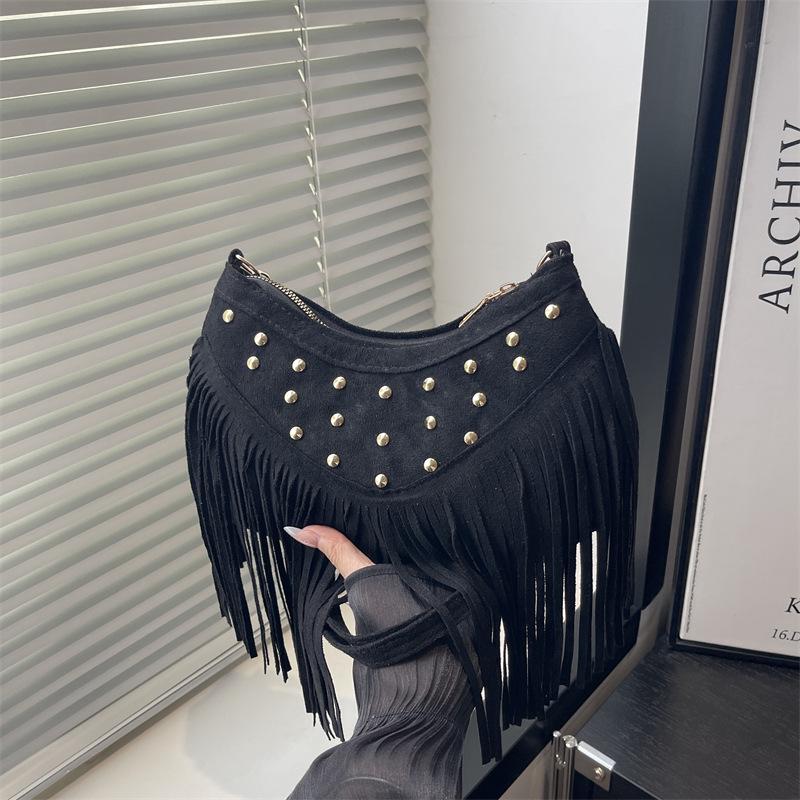 Замшевая сумка-пельмень с кисточками и заклепками - Осень/Зима 2025 Бохо через плечо