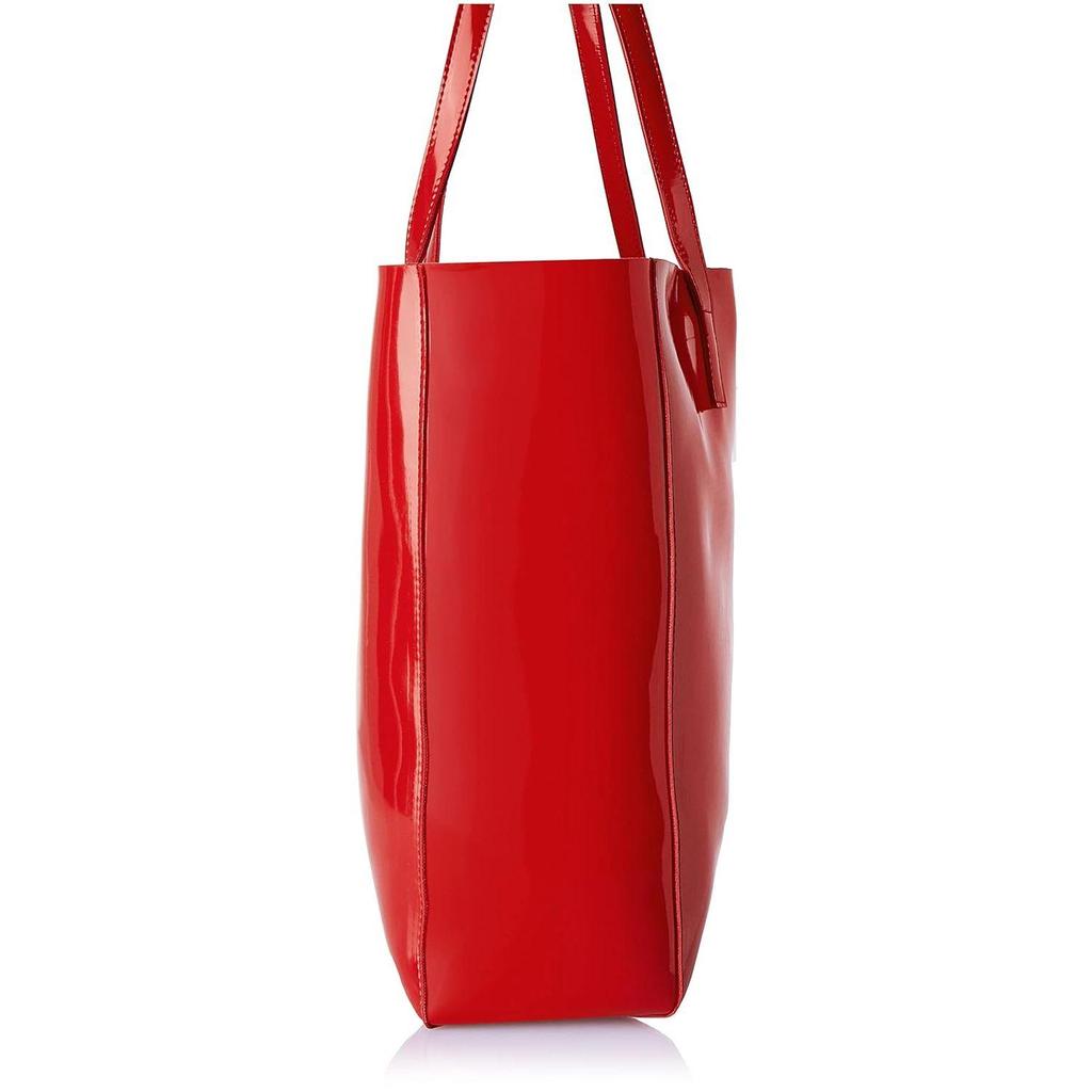 Инструкция по уходу за женской сумочкой: Протрите чистой сухой тканью, чтобы удалить пыль