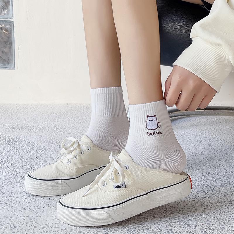 Женские хлопковые носки на весну и осень — японский стиль, чистый цвет, милая вышивка в виде мультяшного кролика, средняя длина.