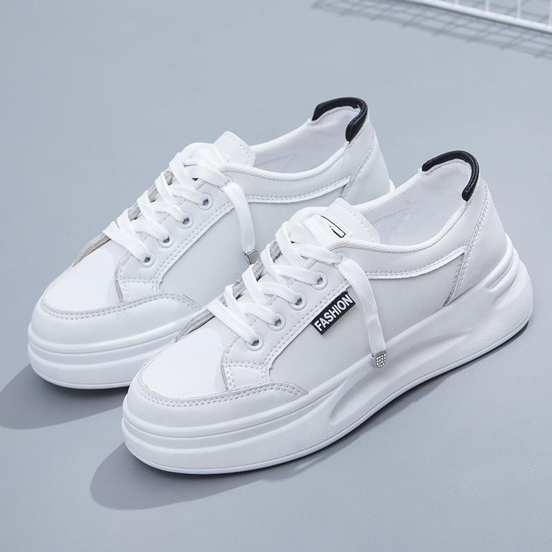 Белые туфли. Женская обувь. Новые весенние спортивные туфли. Женская модная белая универсальная повседневная обувь. Весна и осень.