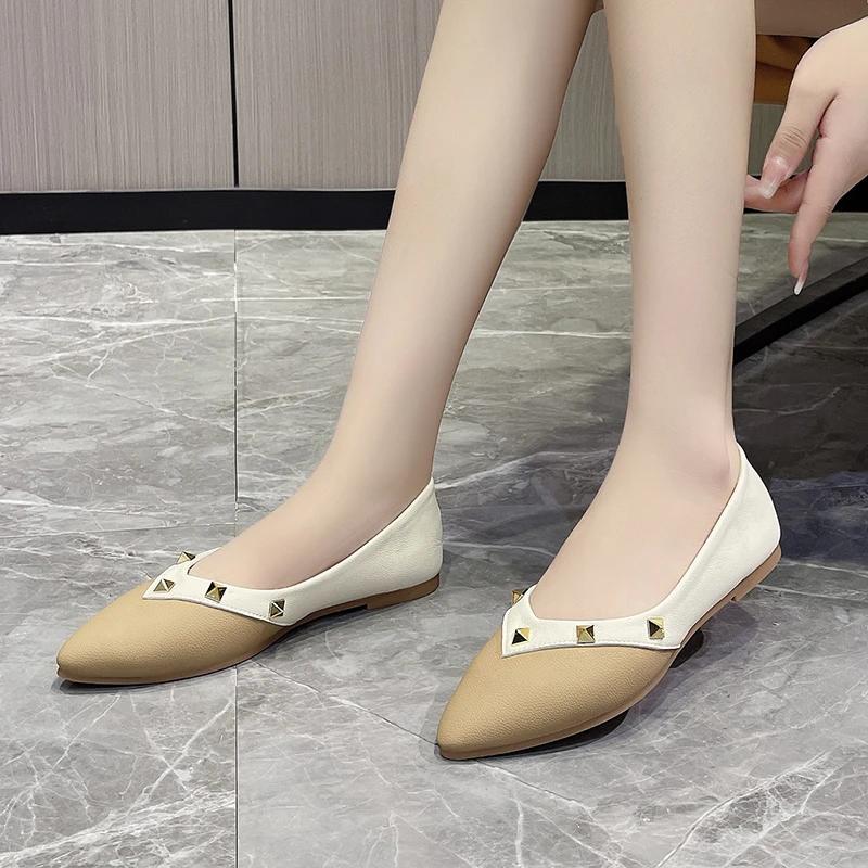 Модная весенняя женская обувь с заклепками, летние балетки с острым носком, лодочки, простая яркая женская обувь из искусственной кожи, слипоны, неглубокая