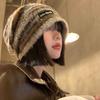 Ретро Полосатая Плюшевая Шапка с Ворсом для Женщин на Осень и Зиму Теплая Универсальная Большой Окружности Головы Подчеркивающая Лицо Маленькая Вязаная Шапка Трендовая