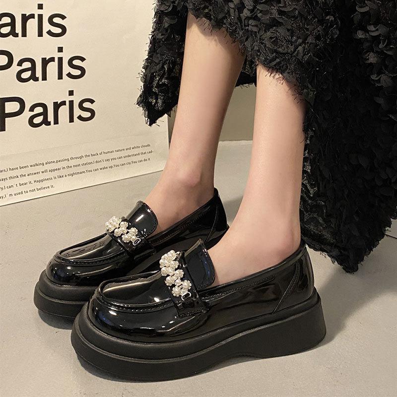 Маленькие кожаные туфли в британском стиле женские весенние новые французские жемчужные с юбкой круглый носок платформа-маффин лоферы одинарные туфли