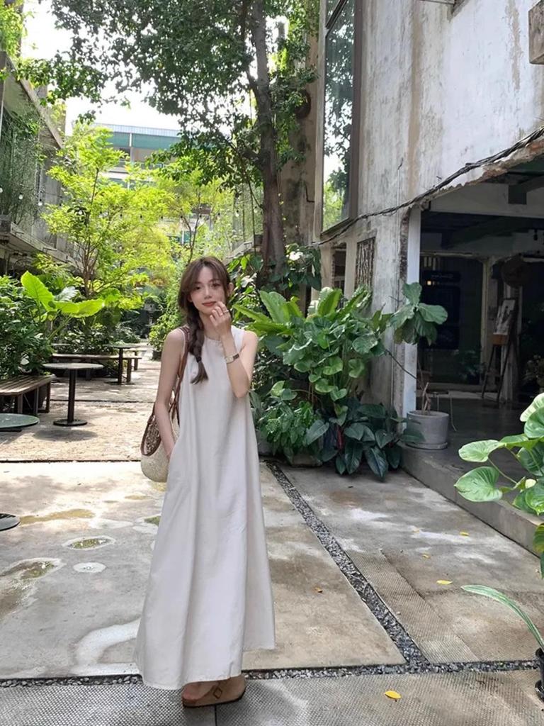 Летнее платье-жилет без рукавов в корейском стиле - дизайн во французском стиле с простым длинным силуэтом и круглым вырезом и вырезом сзади