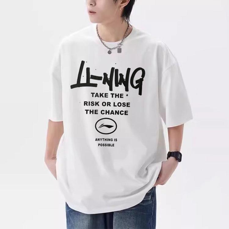 Li Ning Sports Fashion Series Printed Letter Round Neck Удобная дышащая свободная футболка с коротким рукавом для мужчин, топы белого цвета YHSU297-2
