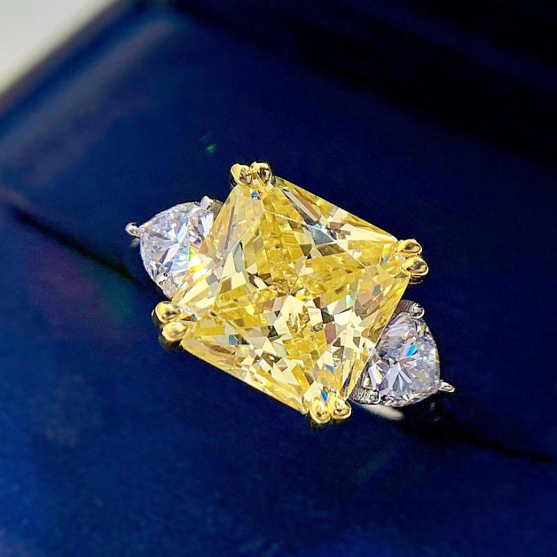 Благородное женское бриллиантовое кольцо S925 Silver High Carbon Diamond 5 Carat Square Poodle Yellow Powder Diamond Ring Impact Ring для женщин