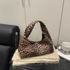 Сегодняшние популярные сумки с леопардовым принтом, сумки-полумесяцы, текстурированные сумки для работы, сумки высокого класса, женские сумки.