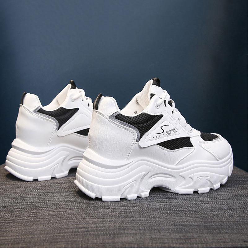 Популярные маленькие белые туфли универсальная повседневная спортивная обувь женские модели 2025 новая весна и осень толстая подошва увеличивающая рост папины кроссовки