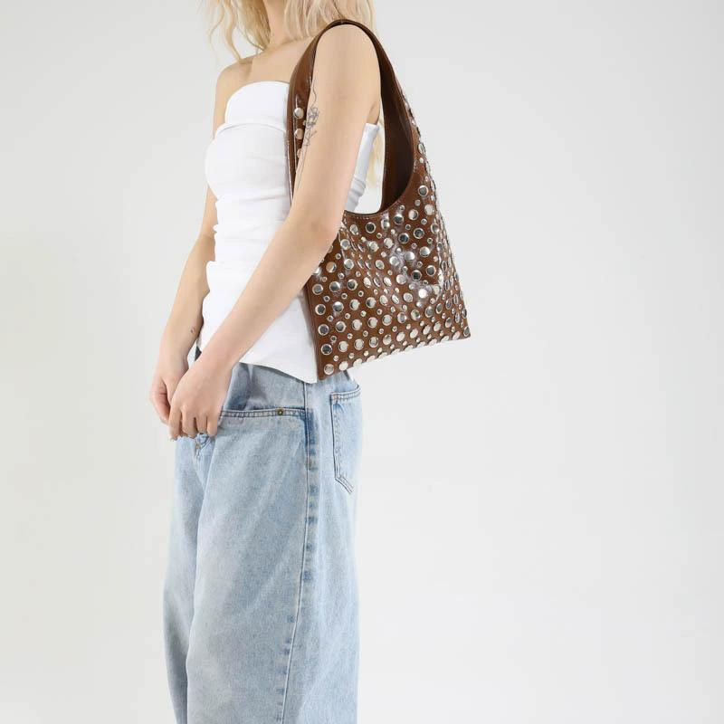 Летняя сумка через плечо с заклепками, брендовая, модная, из высококачественной ПУ кожи, универсальная, однотонная, для通勤, тоут, женская сумка-ведро, подмышечная сумка