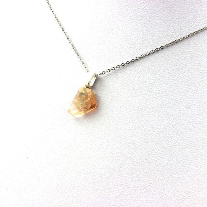 Pierres et Minéraux. Collier Fluorite rose brut. 6.42 ct. Massif du Mont-Blanc, France.