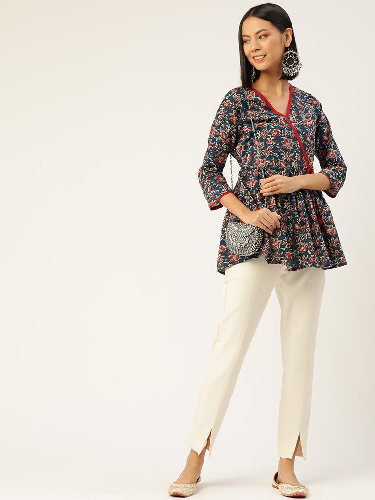 Женский темно-синий топ с запахом и принтом