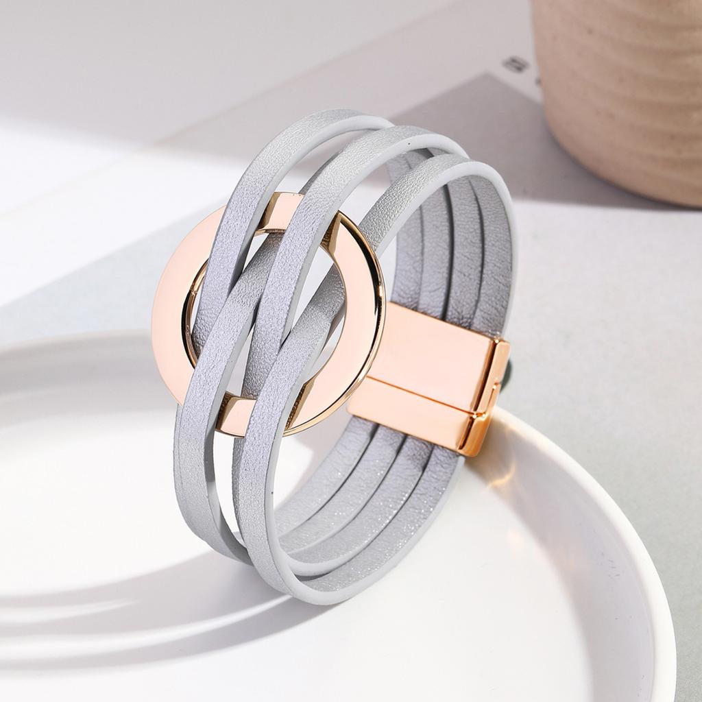 Кожаный женский браслет-кроссовер с широкими металлическими кольцами-манжетами, многослойный, магнитная застежка.