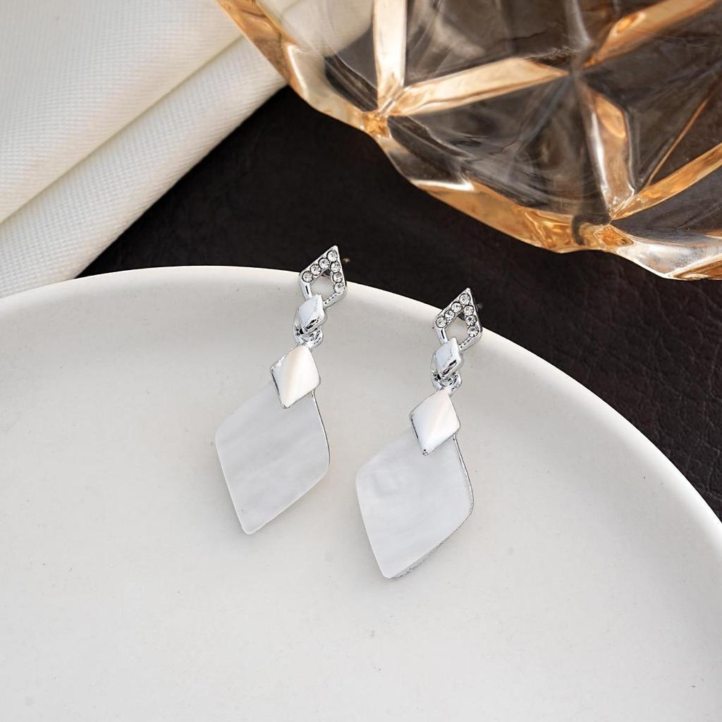 2025 Stylish Geometric Rhombus Stud Earrings - Niche Color Block Design for Versatile Commute Fashion