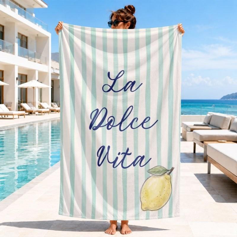 Мятно-белый вертикальный полосатый La Dolce Vita Лимонный рукописный принт Микрофибра Быстросохнущее пляжное полотенце Итальянский прибрежный отпуск Банное полотенце