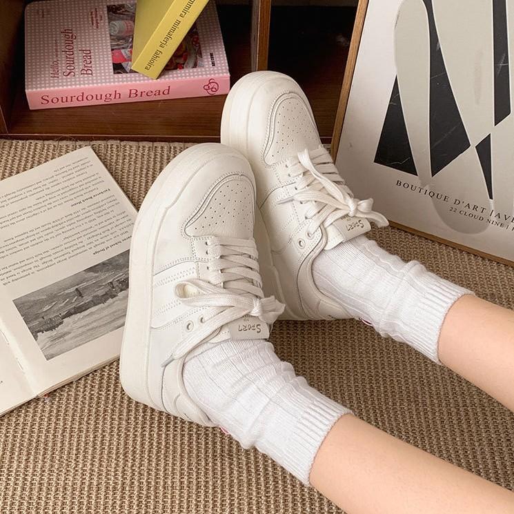 Классические кроссовки для通勤, ретро, увеличивающие рост, универсальная платформа, белые женские туфли, новинка 2025, весенне-осенние легкие низкие спортивные туфли