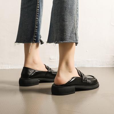 Маленькие черные кожаные туфли женские толстые каблуки осень и зима новые модели туфли на толстом каблуке на одной педали с круглым носком две женские туфли