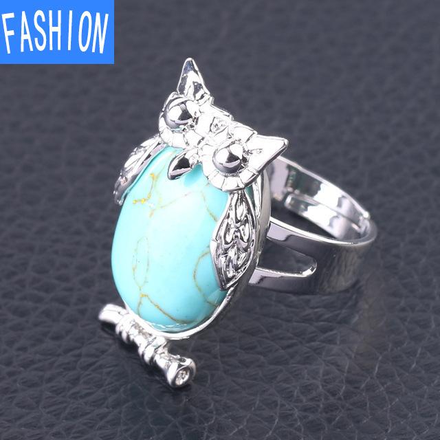 Металлическое регулируемое кольцо с выпуклым натуральным кристаллом в виде совы