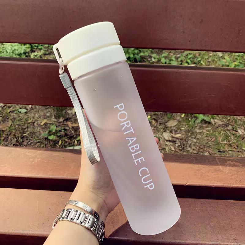 Матовые спортивные бутылки для воды с двойной крышкой: Вместительный, стильный дизайн для мужчин, женщин, студентов и законодателей моды