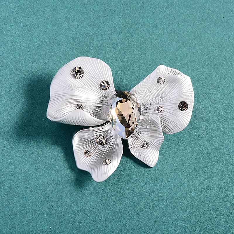 Ретро-брошь в виде бабочки в европейско-американском стиле - элегантная булавка из сплава для корсажей и пальто