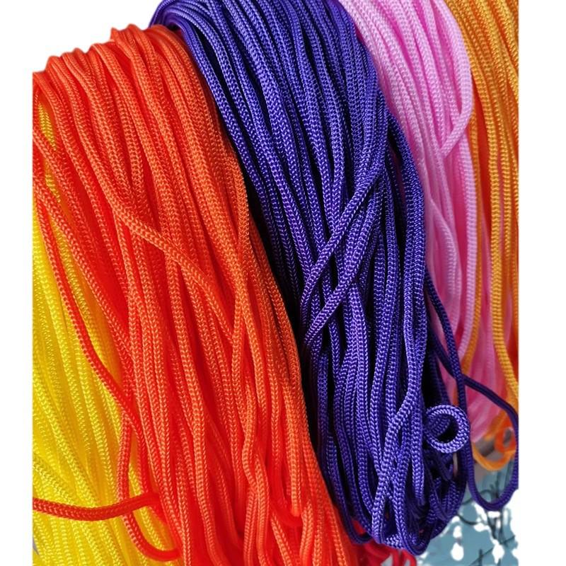 Черно-белая полипропиленовая веревка с четырьмя иглами, портативным полым шнурком и плетеным нейлоновым дизайном.