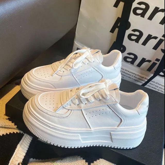 Удобная платформа белая обувь женская осень и зима увеличение ins тренд 2025 новая универсальная повседневная спортивная обувь кроссовки