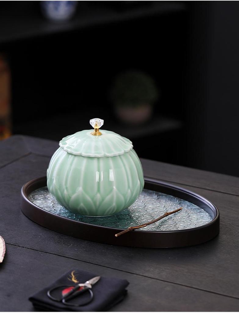 Керамическая банка для чая цвета селадон: Большой контейнер вместимостью полфунта для хранения зеленого или черного чая - Фарфоровая герметичная банка с печатным дизайном.