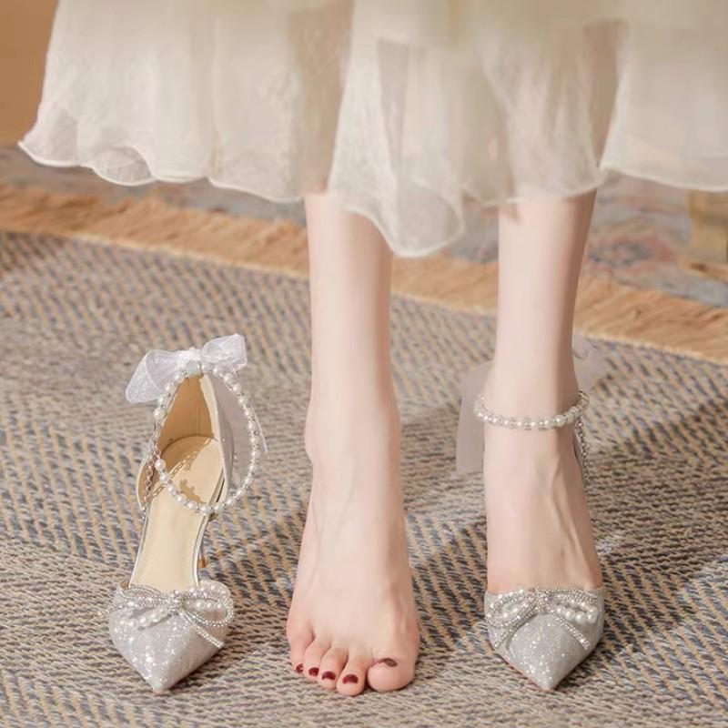 Серебристые туфли на высоком каблуке женские летние 2024 новые туфли с жемчужным бантом из одного слова с острым носком на каблуке женские босоножки