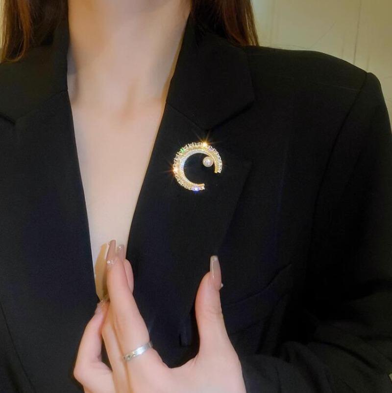 Women Pearl Rhinestone Lapel Pin Elegant C-Shape Overcoat Jewelry Gift for Her Shiny Dress Clips