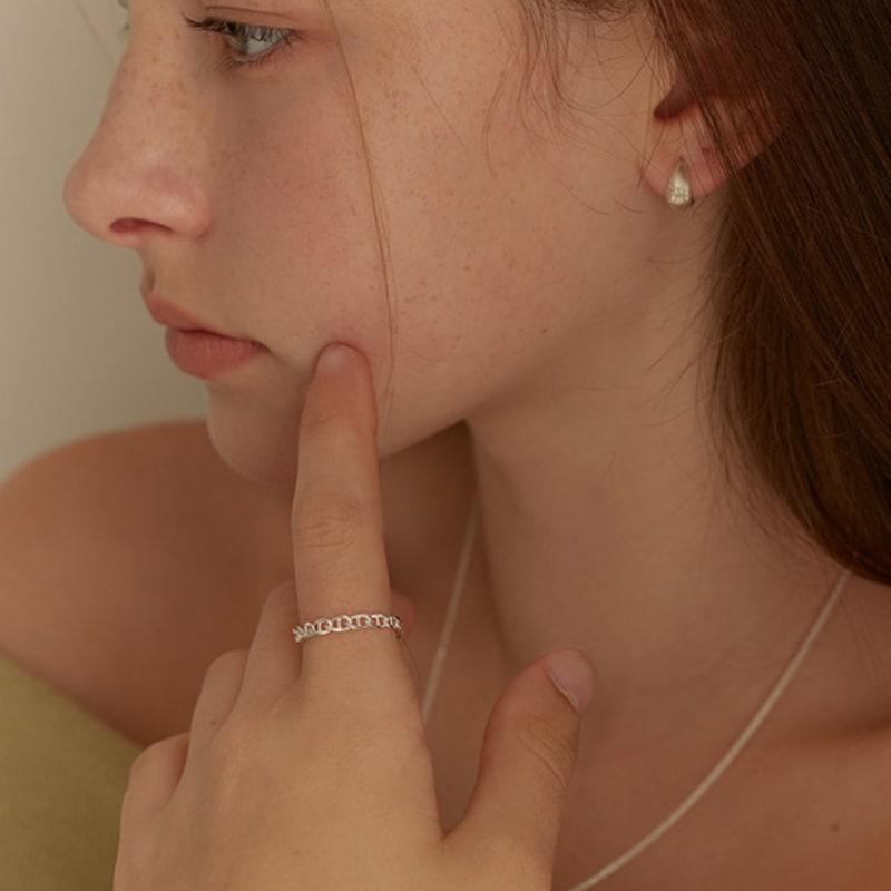 Кольцо-цепочка с точкой на кривой Льюиса