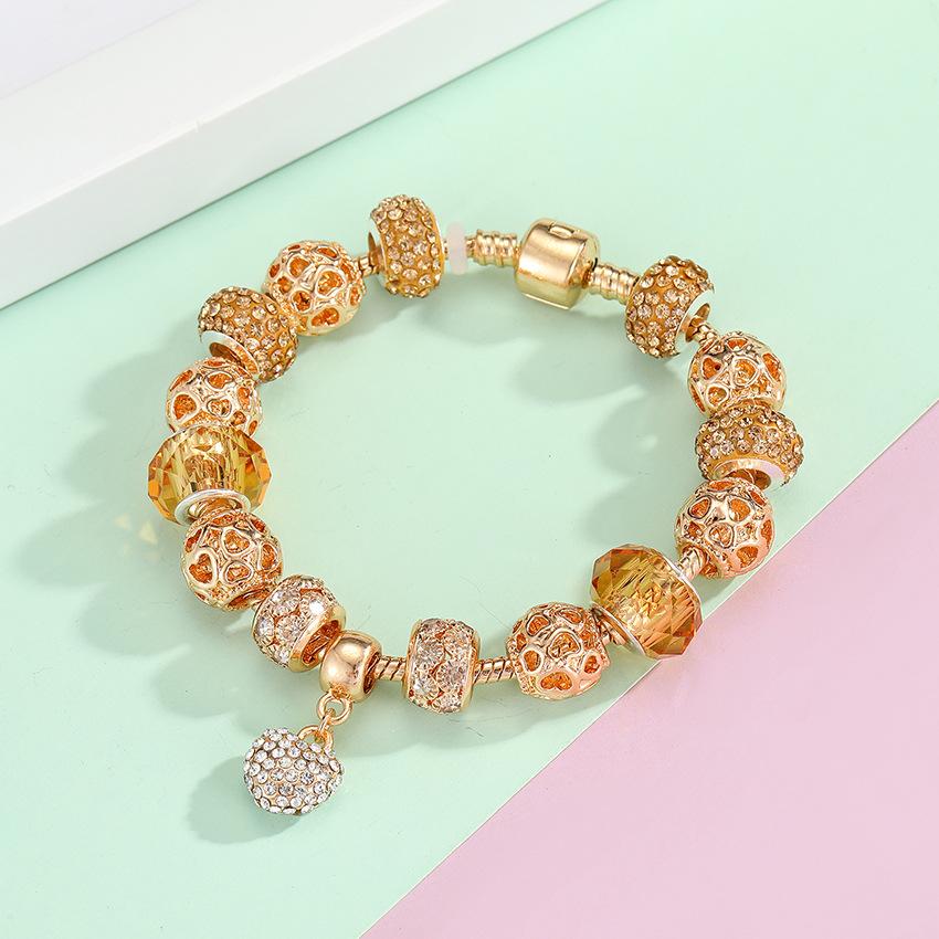 Женский браслет из кристаллов с бусинами в виде полых сердец